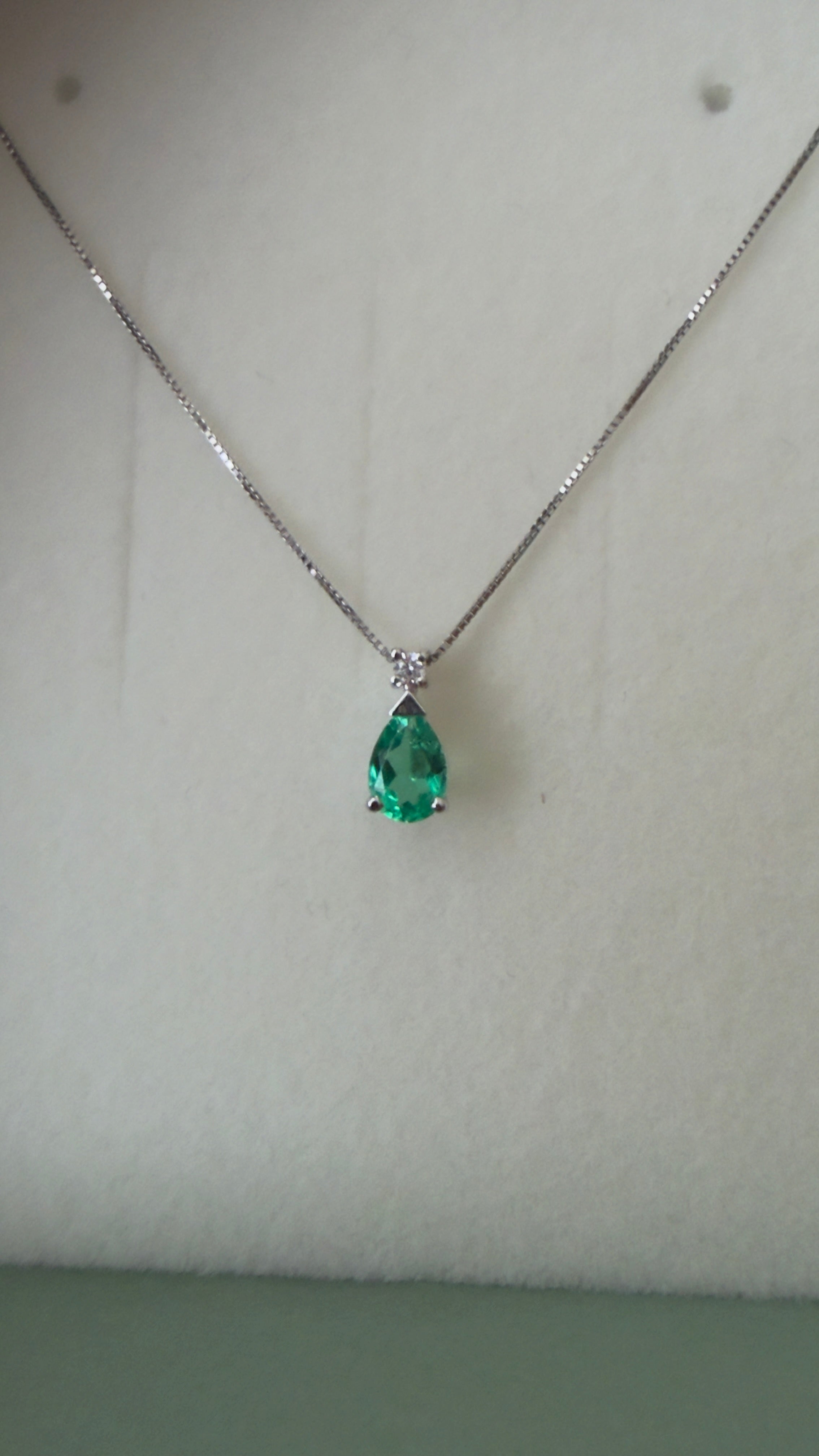 Collana in Oro Bianco 18kt Bibigì con Smeraldo Taglio Goccia 0.29ct e Diamante Colore F