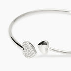 STYLE COLLECTION | STYLE 97  Bracciale bangle aperto in acciaio con cuori e cristalli