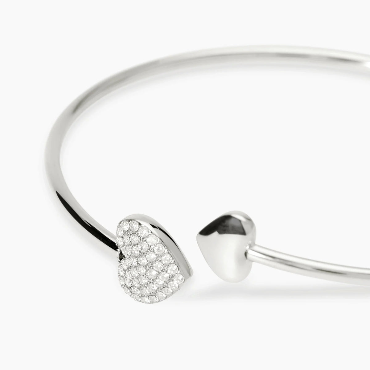 STYLE COLLECTION | STYLE 97  Bracciale bangle aperto in acciaio con cuori e cristalli