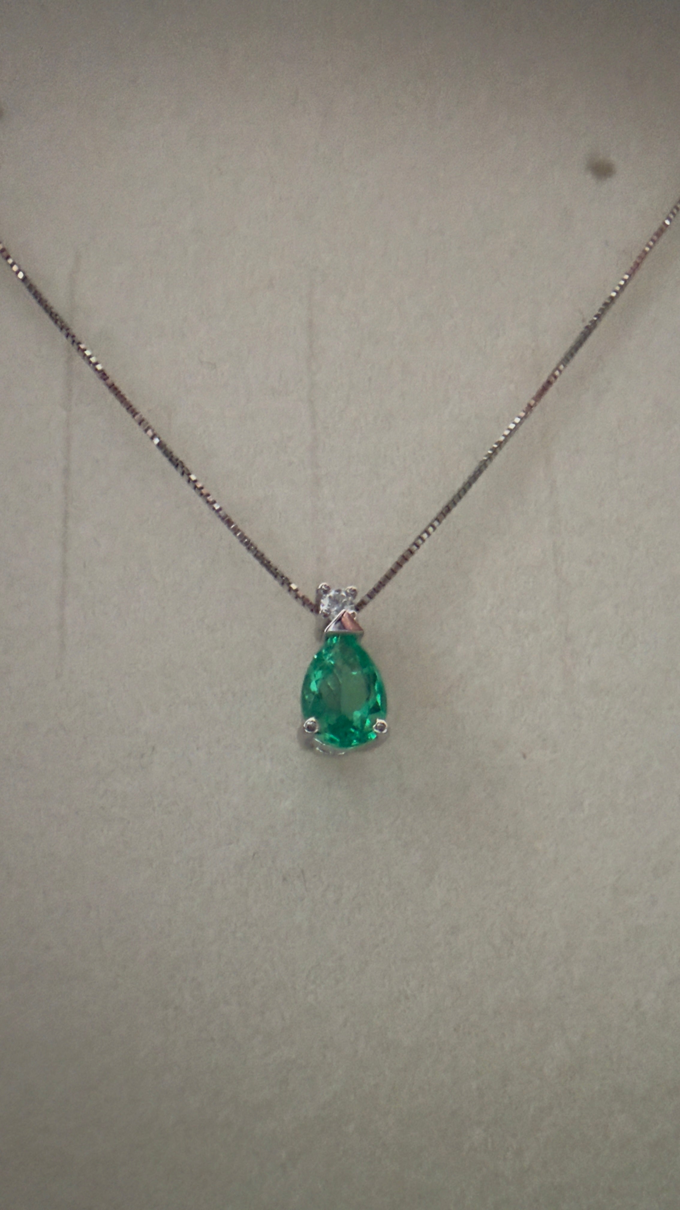 Collana in Oro Bianco 18kt Bibigì con Smeraldo Taglio Goccia 0.29ct e Diamante Colore F