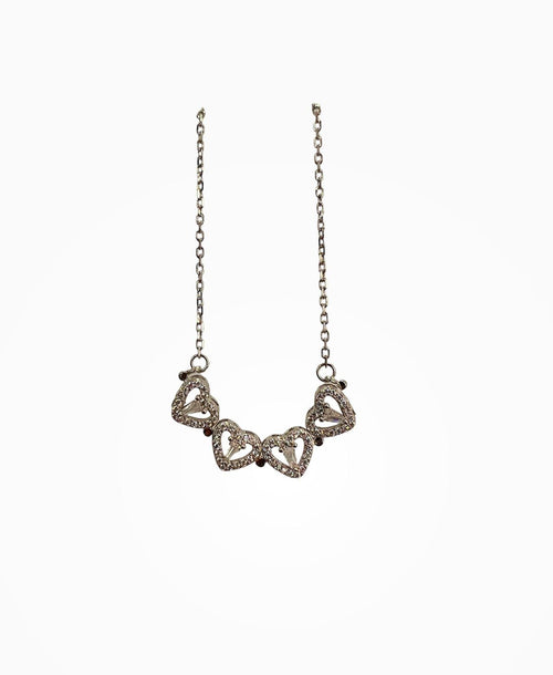 Amore Magnetico: La Collana Quadrifoglio di Cuori Intrecciati che Si Trasforma in un Filo di Cuori