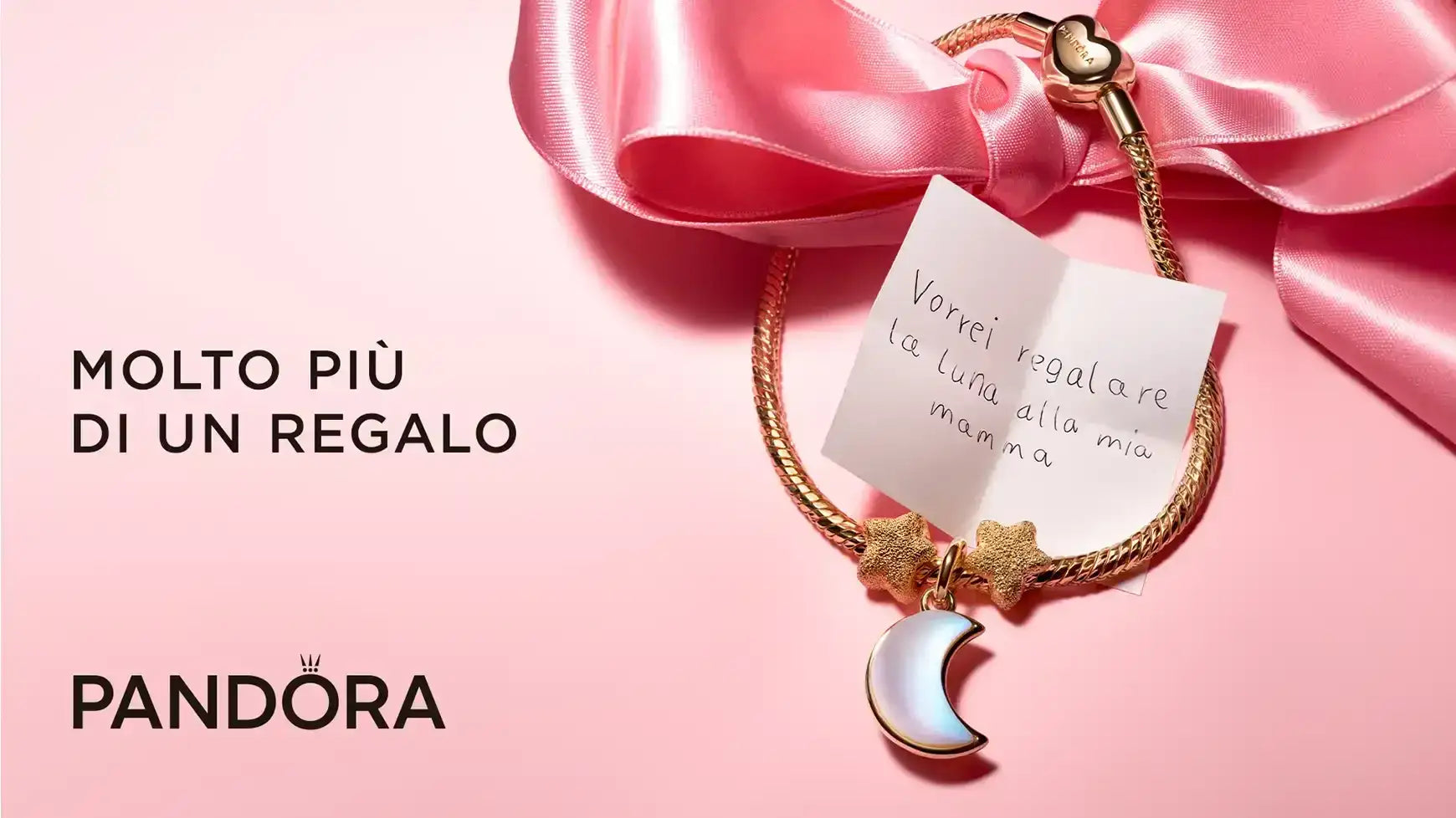 Bracciale Pandora con tono oro che presenta un ciondolo a forma di luna crescente e ciondoli a forma di stella, accentuato con nastro di raso rosa.