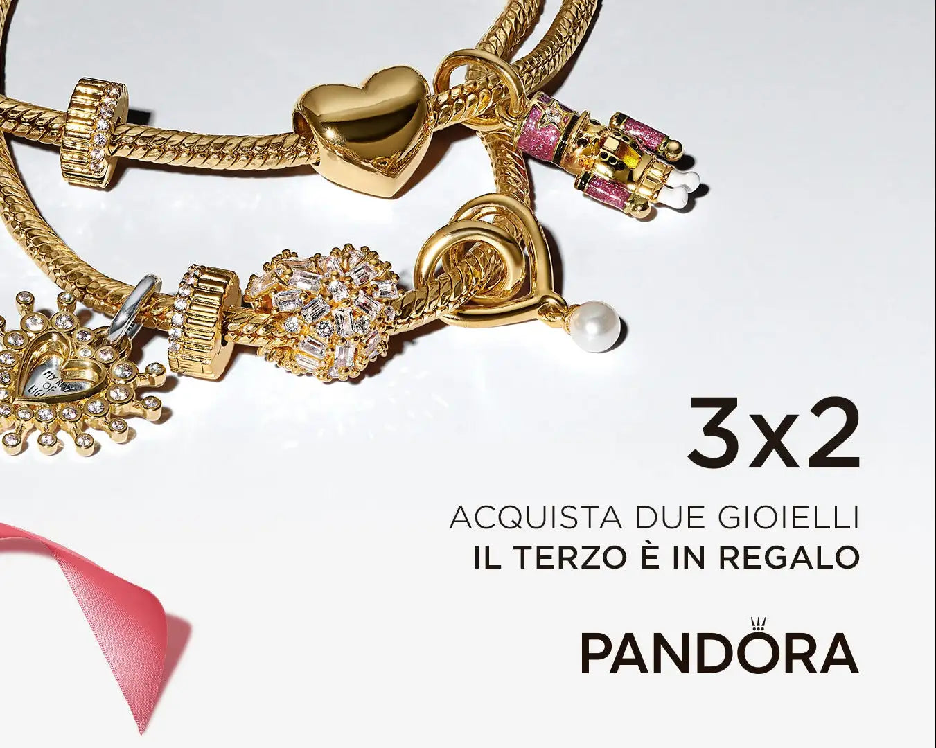 Braccialetto portafortuna in oro con design a cuore e floreali, marca Pandora.