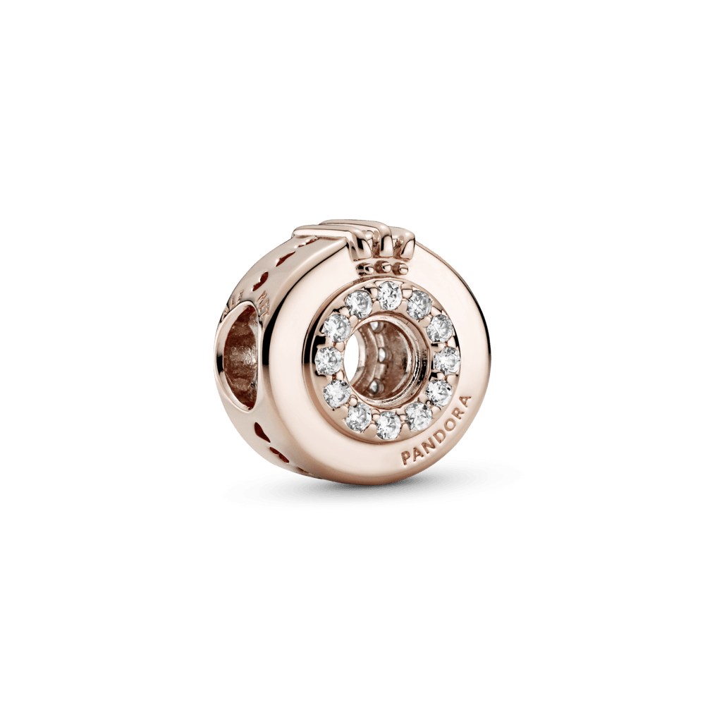 Charm con O coronata e pavé