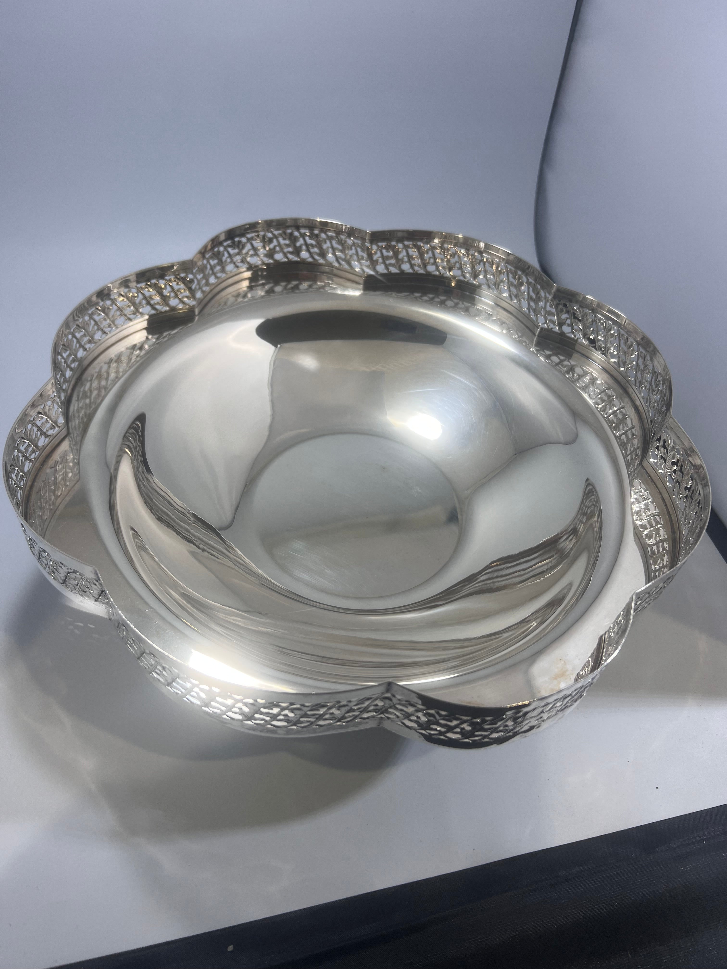 Ciotola in Argento con Bordo Traforato e Piedini Decorativi - ARGENTERIA