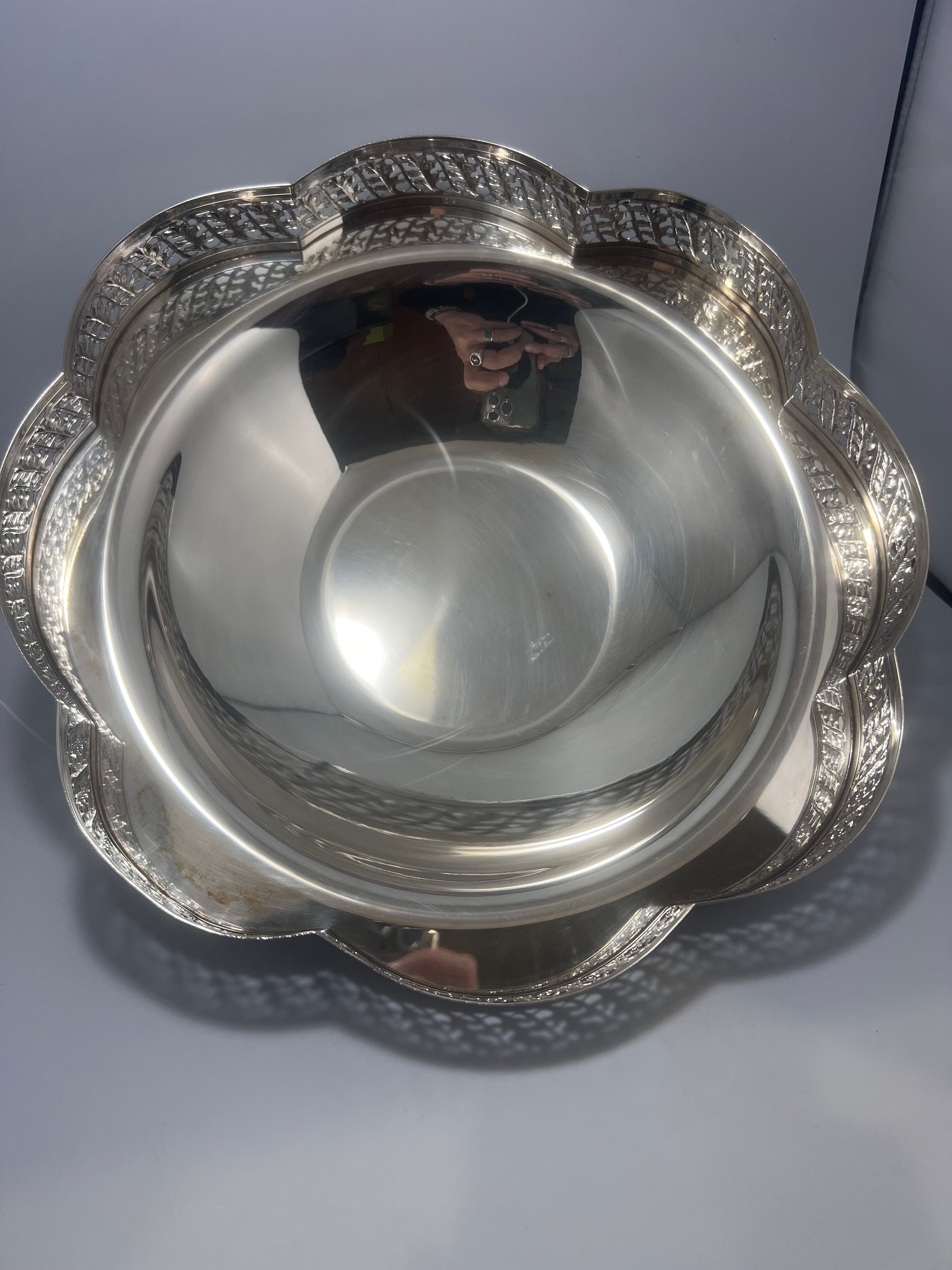 Ciotola in Argento con Bordo Traforato e Piedini Decorativi - ARGENTERIA