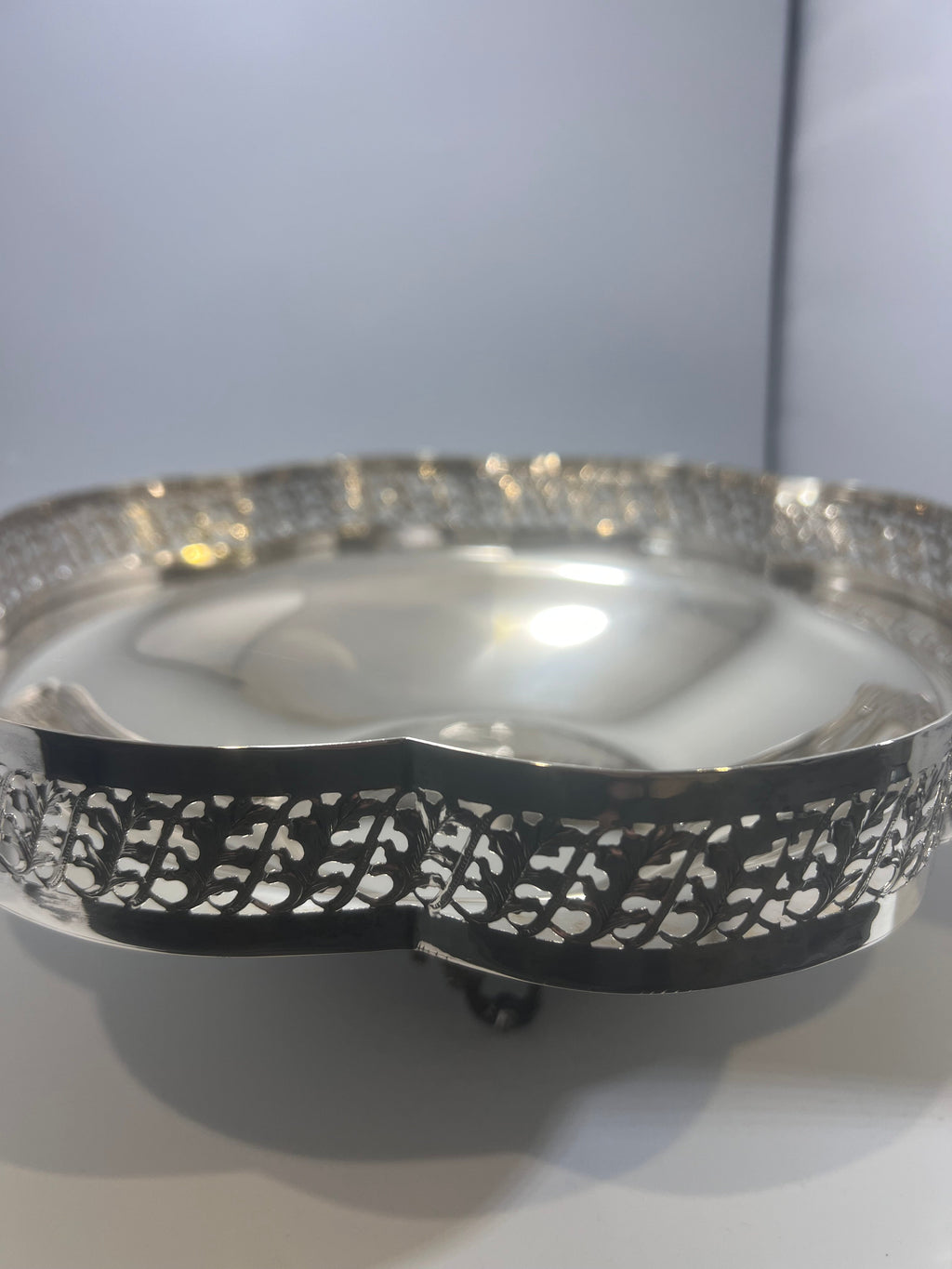 Ciotola in Argento con Bordo Traforato e Piedini Decorativi - ARGENTERIA