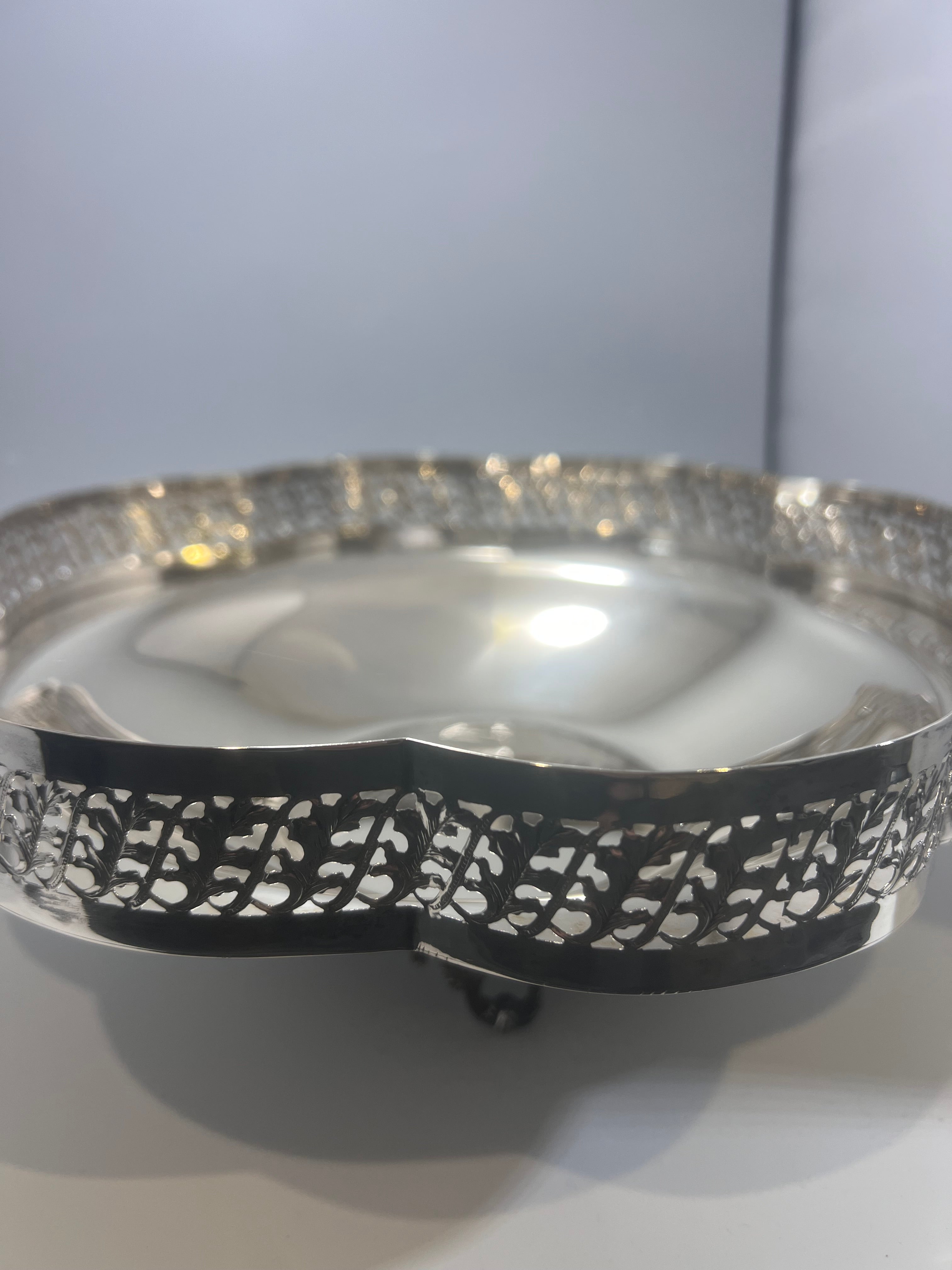 Ciotola in Argento con Bordo Traforato e Piedini Decorativi - ARGENTERIA