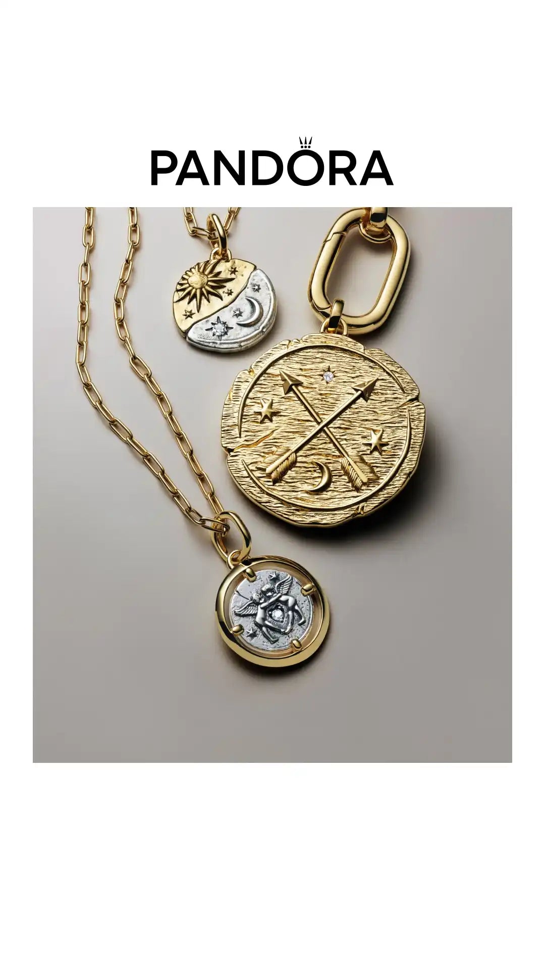 Una collezione di collane e charms Pandora in oro e argento.