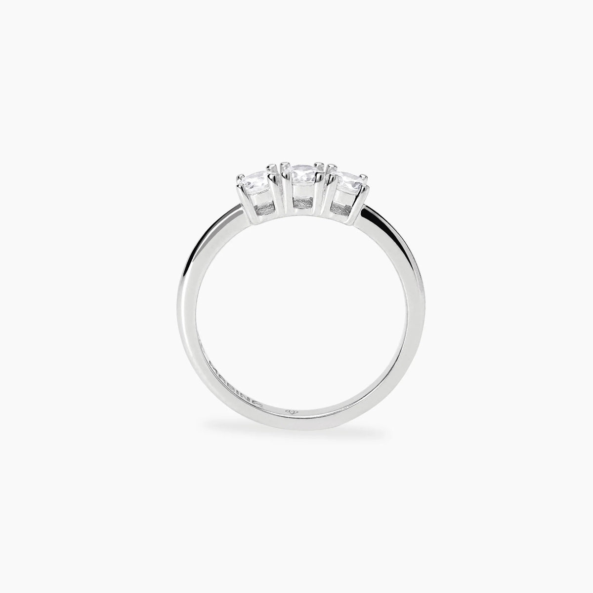 Anello Trilogy con Diamanti Lab-Grown: L'Eccellenza della Luce Sostenibile
