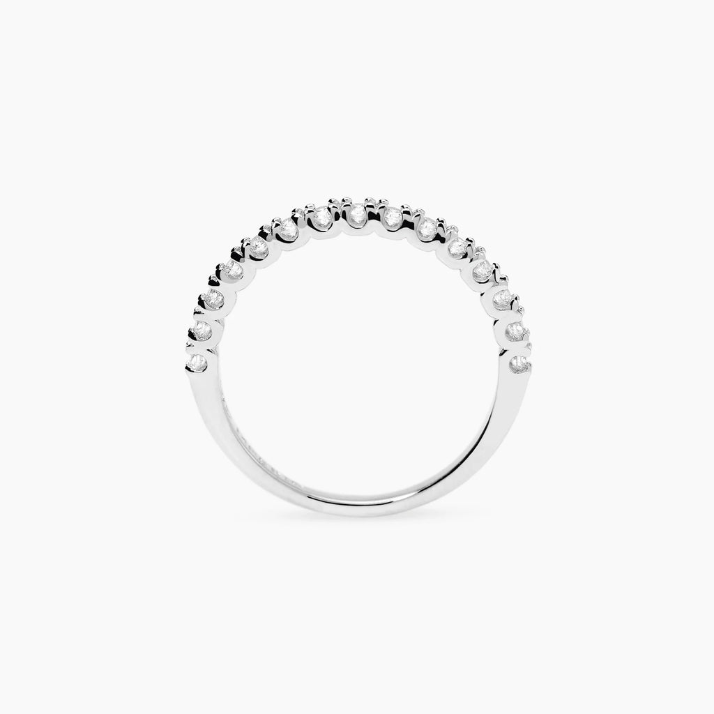 Anello Mezza Veretta con Diamanti Lab-Grown: Luminosità Sostenibile e Raffinatezza Contemporanea