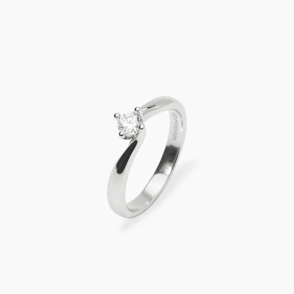 Anello Solitario con Diamante Lab-Grown: Eleganza Sostenibile e Luce Pura
