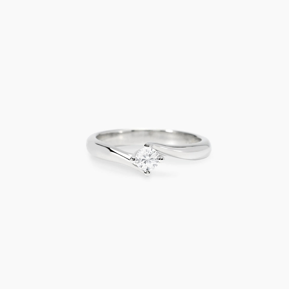 Anello Solitario con Diamante Lab-Grown: Eleganza Sostenibile e Luce Pura