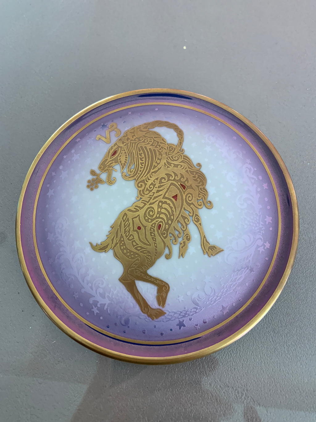 Piatto Comolla Porcellana Incisa Oro Zecchino 24 Carati ’ CAPRICORNO ’ - ARTICOLI PER LA CASA