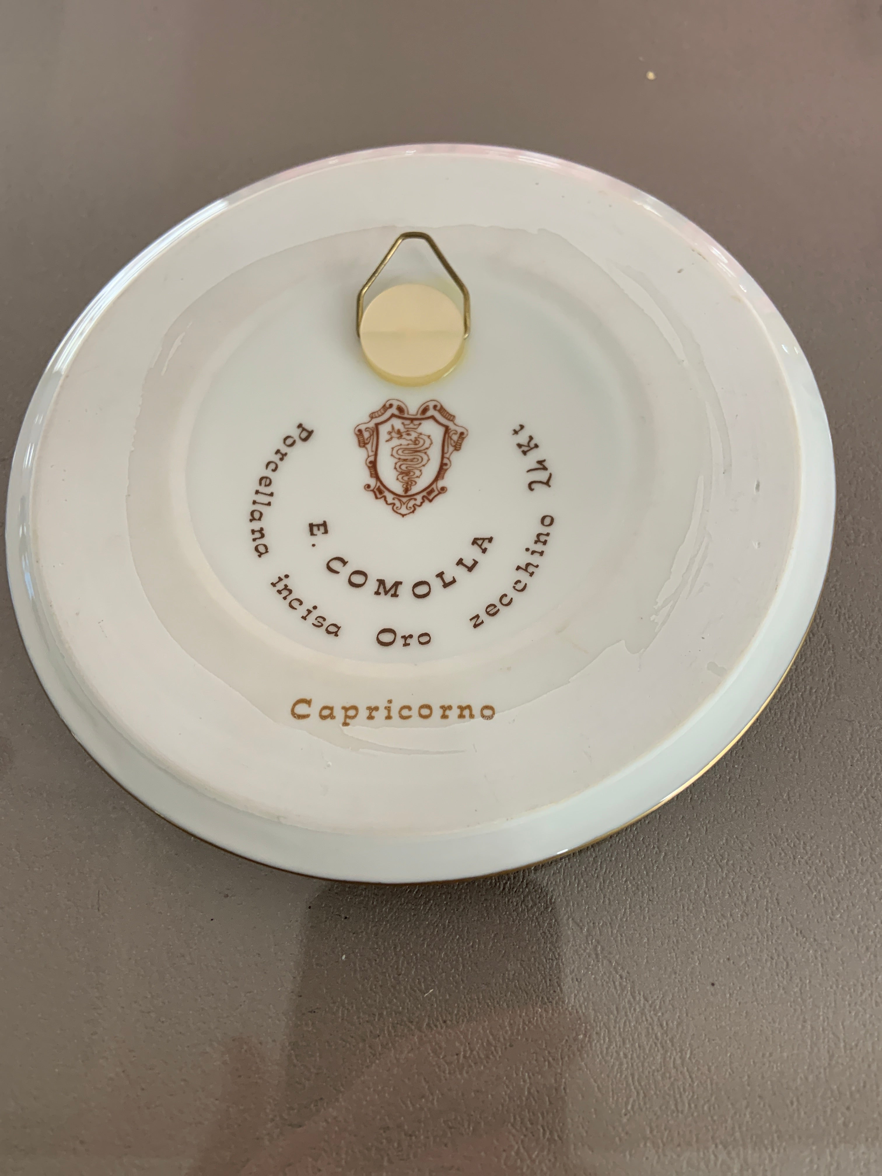 Piatto Comolla Porcellana Incisa Oro Zecchino 24 Carati ’ CAPRICORNO ’ - ARTICOLI PER LA CASA